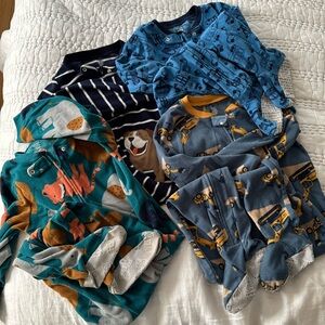 Fleece footie pajamas bundle of 4; Carter’s size 5T